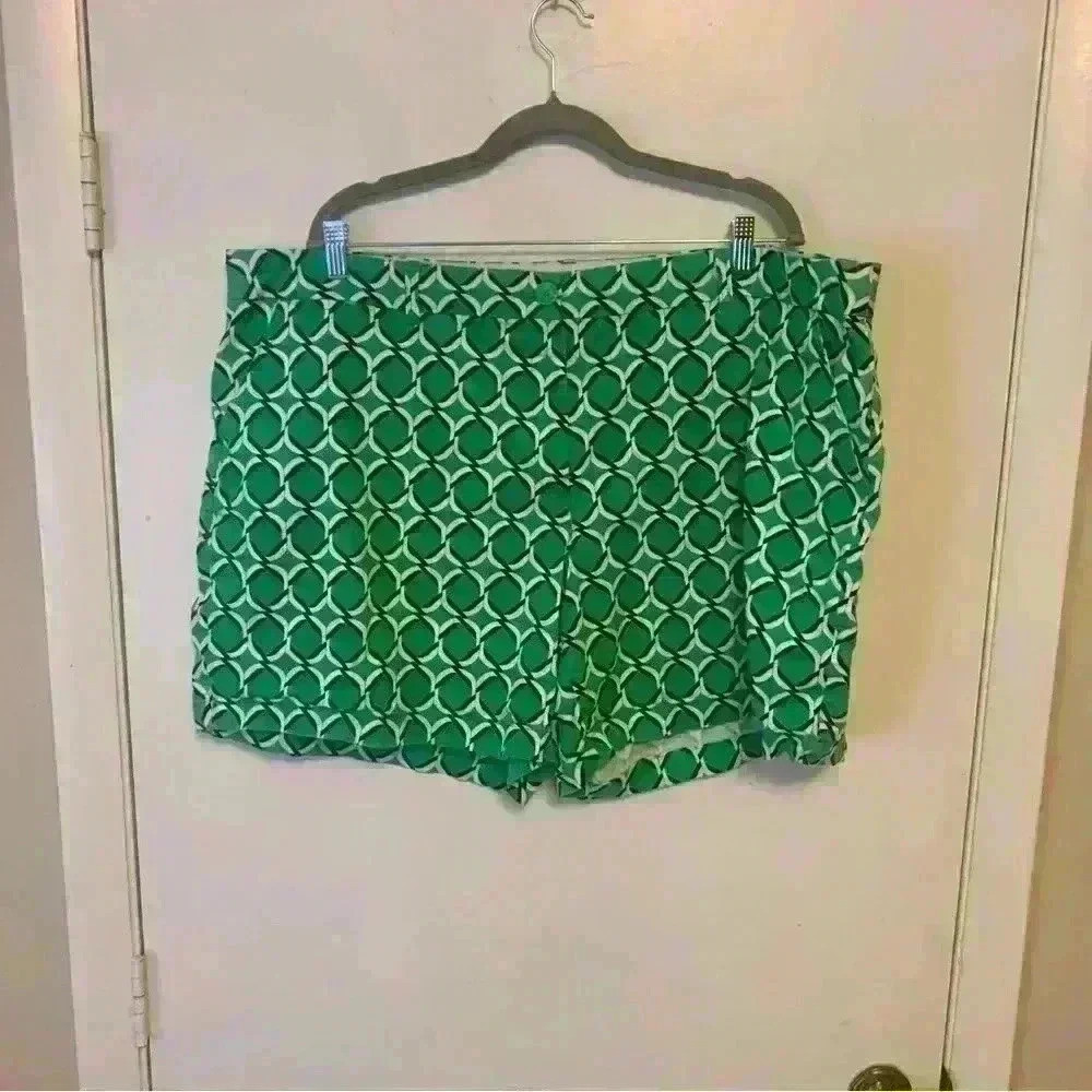 Plus Size Crown & Ivy Woman Green and White Patterned Shorts Size 24W